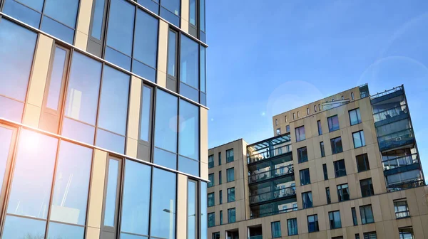 Vista Moderno Edificio Apartamentos Junto Nuevo Edificio Oficinas Moderno Con — Foto de Stock