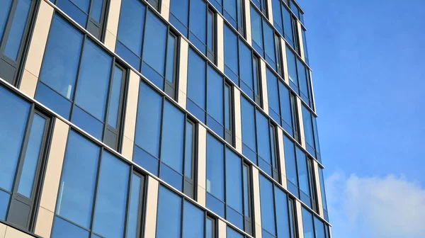 Arquitectura Corporativa Vidrio Moderno Con Reflejo Del Cielo Fachada Día — Foto de Stock