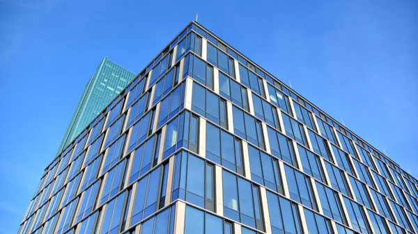晴れた日にファサードに空を反映したモダンなガラス企業建築 — ストック写真