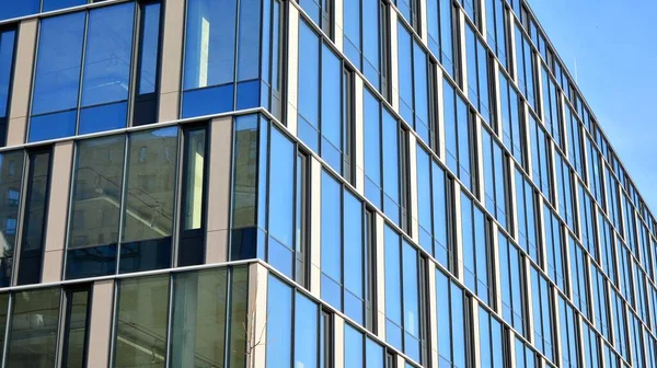 Modern Glas Företagsarkitektur Med Reflektion Himlen Fasaden Solig Dag — Stockfoto