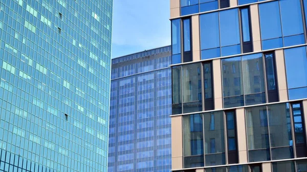 Arquitectura Corporativa Vidrio Moderno Con Reflejo Del Cielo Fachada Día —  Fotos de Stock