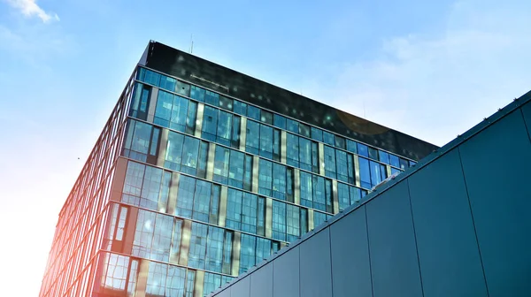 Arquitectura Corporativa Vidrio Moderno Con Reflejo Del Cielo Fachada Día —  Fotos de Stock