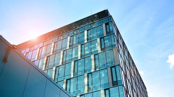 Arquitectura Corporativa Vidrio Moderno Con Reflejo Del Cielo Fachada Día — Foto de Stock