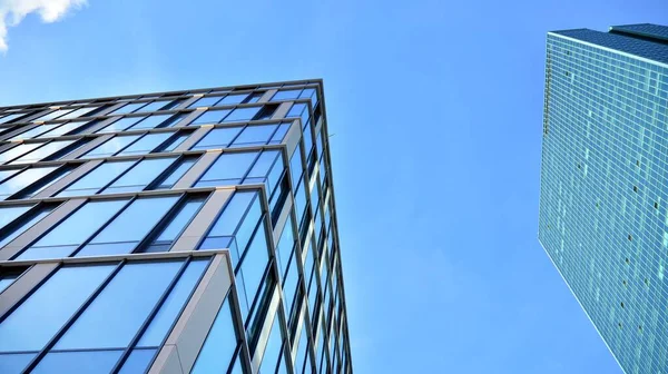 Arquitetura Corporativa Vidro Moderno Com Reflexo Céu Fachada Dia Ensolarado — Fotografia de Stock