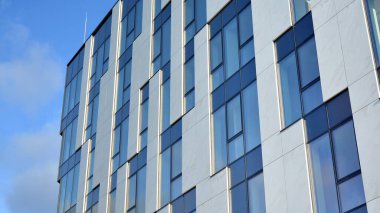 Modern cam ve alüminyum ofis duvarı açık havada güneş ışınları düşüyor..