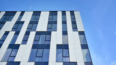 Modern cam ve alüminyum ofis duvarı açık havada güneş ışınları düşüyor..