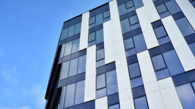 Modern cam ve alüminyum ofis duvarı açık havada güneş ışınları düşüyor..