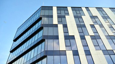 Modern cam ve alüminyum ofis duvarı açık havada güneş ışınları düşüyor..