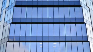 Modern cam ve alüminyum ofis duvarı açık havada güneş ışınları düşüyor..