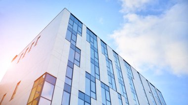 Modern cam ve alüminyum ofis duvarı açık havada güneş ışınları düşüyor..