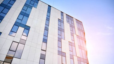 Modern cam ve alüminyum ofis duvarı açık havada güneş ışınları düşüyor..