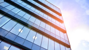 Modern cam ve alüminyum ofis duvarı açık havada güneş ışınları düşüyor..