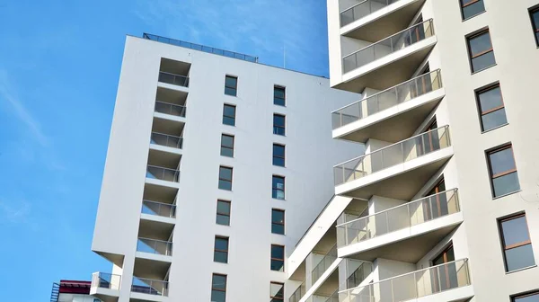 现代豪华住宅公寓 阳光灿烂的现代公寓楼 蓝色天空的白色公寓楼 现代化公寓楼的立面 — 图库照片