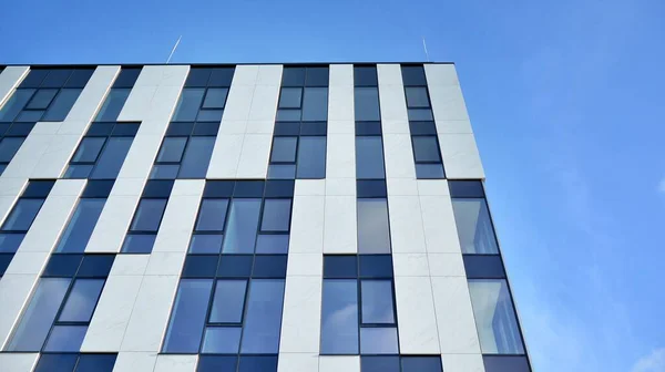 Nowoczesne Szkło Aluminiowa Ściana Budynku Biurowego Zewnątrz Jasnymi Promieniami Słońca — Zdjęcie stockowe