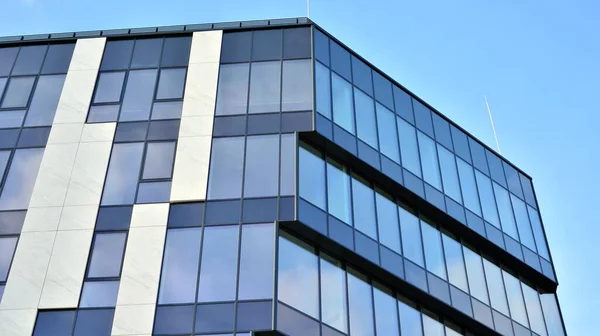 Сучасні Скляні Алюмінієві Стіни Офісної Будівлі Відкритому Повітрі Яскравими Сонячними — стокове фото