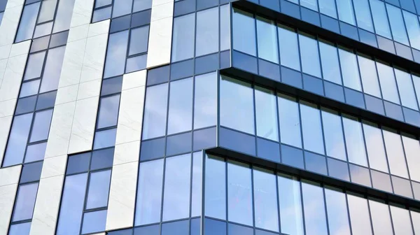 明るい太陽の光が落ちるオフィスビルの屋外の近代的なガラスとアルミニウムの壁 — ストック写真