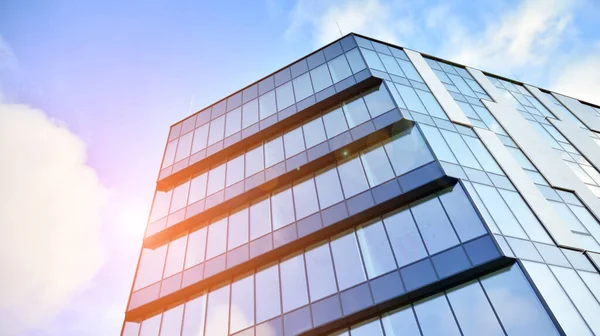Modern cam ve alüminyum ofis duvarı açık havada güneş ışınları düşüyor..