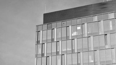 Modern cam ve alüminyum ofis duvarı açık havada güneş ışınları düşüyor. Siyah ve beyaz.