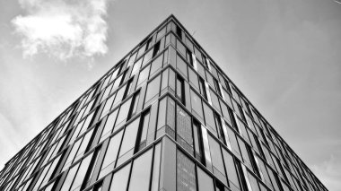 Modern cam ve alüminyum ofis duvarı açık havada güneş ışınları düşüyor. Siyah ve beyaz.