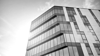 Modern cam ve alüminyum ofis duvarı açık havada güneş ışınları düşüyor. Siyah ve beyaz.