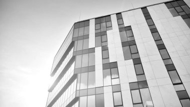 Modern cam ve alüminyum ofis duvarı açık havada güneş ışınları düşüyor. Siyah ve beyaz.