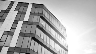 Modern cam ve alüminyum ofis duvarı açık havada güneş ışınları düşüyor. Siyah ve beyaz.