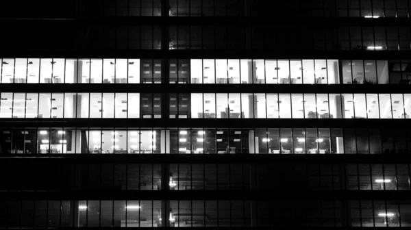 Geweldige Nacht Stadsgezicht Kantoorgebouw Nachts Gevel Met Glas Verlichting Uitzicht — Stockfoto