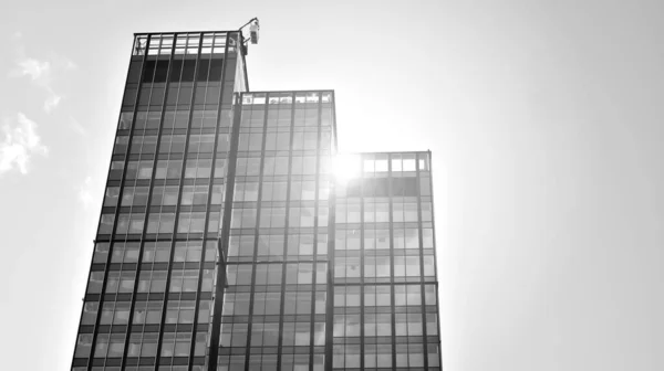 背景に空と太陽を背景に抽象的かつ複雑な超高層ビル構造ダウンタウン 黒と白 — ストック写真