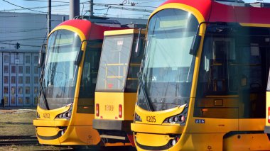 Varşova, Polonya. 13 Şubat 2022. Varşova 'daki Zoliborz tramvay istasyonundaki sarı tramvaylar.
