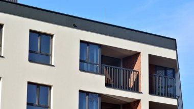 Soyut mimari, modern şehir geometrisinin bir parçası. Mavi gökyüzü olan güneşli bir günde modern apartman binası. Avrupa 'daki konut binaları.