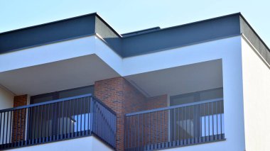 Soyut mimari, modern şehir geometrisinin bir parçası. Mavi gökyüzü olan güneşli bir günde modern apartman binası. Avrupa 'daki konut binaları.