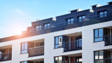 Soyut mimari, modern şehir geometrisinin bir parçası. Mavi gökyüzü olan güneşli bir günde modern apartman binası. Avrupa 'daki konut binaları.