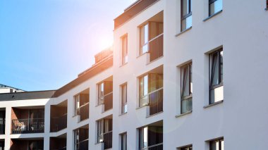 Soyut mimari, modern şehir geometrisinin bir parçası. Mavi gökyüzü olan güneşli bir günde modern apartman binası. Avrupa 'daki konut binaları.