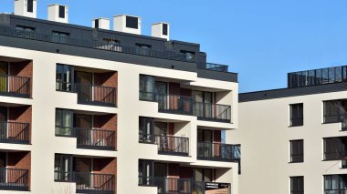 Soyut mimari, modern şehir geometrisinin bir parçası. Mavi gökyüzü olan güneşli bir günde modern apartman binası. Avrupa 'daki konut binaları.