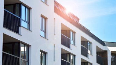 Soyut mimari, modern şehir geometrisinin bir parçası. Mavi gökyüzü olan güneşli bir günde modern apartman binası. Avrupa 'daki konut binaları.