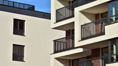 Soyut mimari, modern şehir geometrisinin bir parçası. Mavi gökyüzü olan güneşli bir günde modern apartman binası. Avrupa 'daki konut binaları.