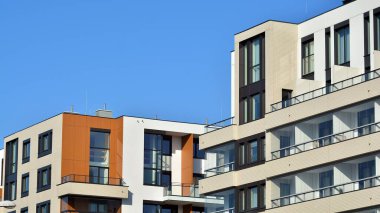 Soyut mimari, modern şehir geometrisinin bir parçası. Mavi gökyüzü olan güneşli bir günde modern apartman binası. Avrupa 'daki konut binaları.