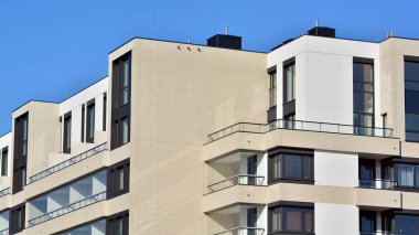 Soyut mimari, modern şehir geometrisinin bir parçası. Mavi gökyüzü olan güneşli bir günde modern apartman binası. Avrupa 'daki konut binaları.