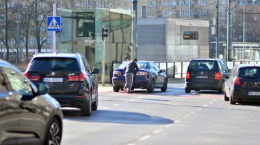 Varşova, Polonya. 14 Şubat 2022. İki genç adam Prosta caddesi boyunca bir arabayı ittiler.