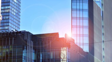 Modern şehrin iş bölgesindeki bina parçaları. Şehir merkezindeki yüksek katlı ofis binası. Tipik beton, cam ve çelikten modern mimari.