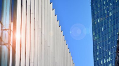 Modern şehrin iş bölgesindeki bina parçaları. Şehir merkezindeki yüksek katlı ofis binası. Tipik beton, cam ve çelikten modern mimari.