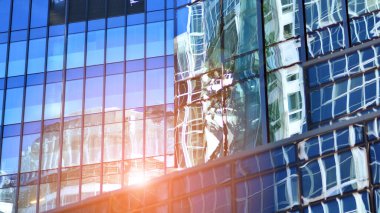 Modern şehrin iş bölgesindeki bina parçaları. Şehir merkezindeki yüksek katlı ofis binası. Tipik beton, cam ve çelikten modern mimari.