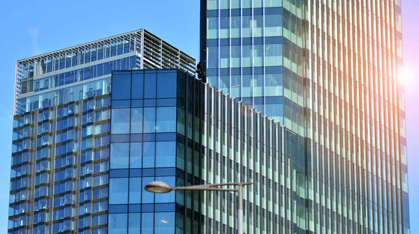 近代的な都市のビジネス地区の建物の断片 ダウンタウンの高層オフィスビル 典型的なコンクリート ガラス 鋼の近代建築 — ストック写真