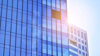 Modern şehrin iş bölgesindeki bina parçaları. Şehir merkezindeki yüksek katlı ofis binası. Tipik beton, cam ve çelikten modern mimari.