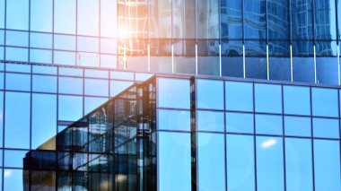 Modern şehrin iş bölgesindeki bina parçaları. Şehir merkezindeki yüksek katlı ofis binası. Tipik beton, cam ve çelikten modern mimari.