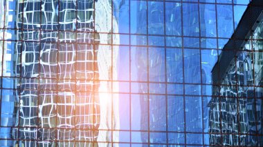 Modern şehrin iş bölgesindeki bina parçaları. Şehir merkezindeki yüksek katlı ofis binası. Tipik beton, cam ve çelikten modern mimari.