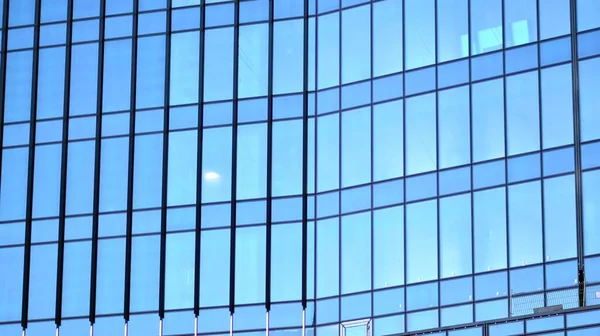 近代的な都市のビジネス地区の建物の断片 ダウンタウンの高層オフィスビル 典型的なコンクリート ガラス 鋼の近代建築 — ストック写真