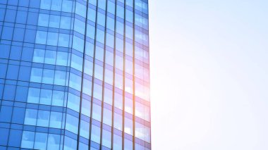 Modern şehrin iş bölgesindeki bina parçaları. Şehir merkezindeki yüksek katlı ofis binası. Tipik beton, cam ve çelikten modern mimari.