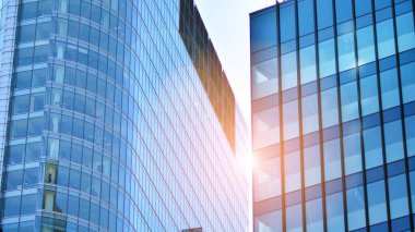 Modern şehrin iş bölgesindeki bina parçaları. Şehir merkezindeki yüksek katlı ofis binası. Tipik beton, cam ve çelikten modern mimari.