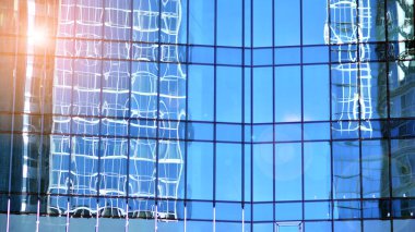 Modern şehrin iş bölgesindeki bina parçaları. Şehir merkezindeki yüksek katlı ofis binası. Tipik beton, cam ve çelikten modern mimari.